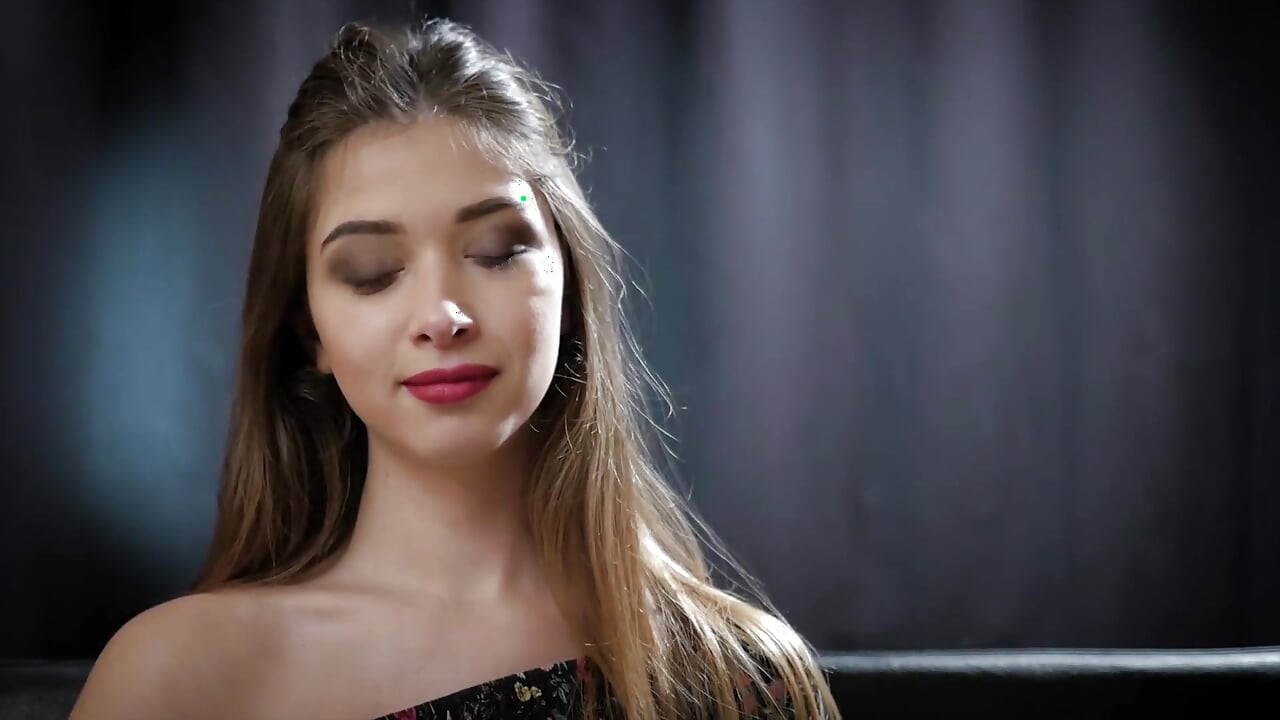 Drömmande lady Irina visar sina rökfärdigheter i en närbildsvideo
