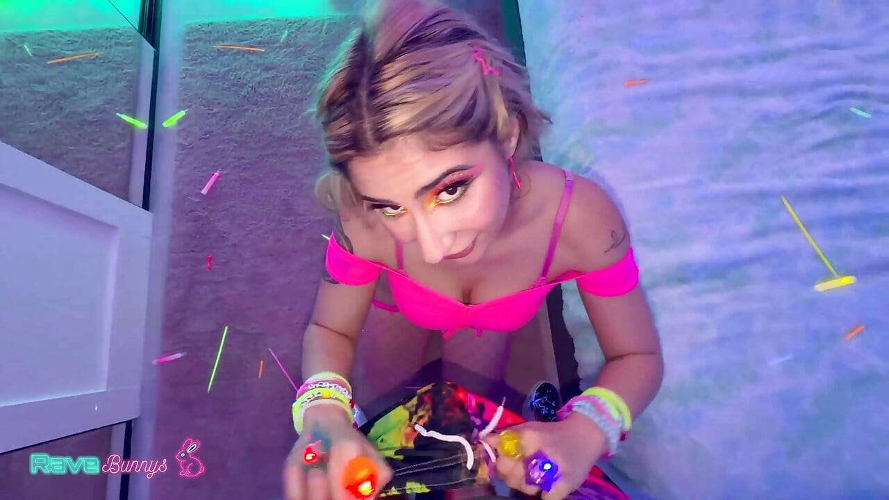 Dahlia Noire returns to Brian Omally's neon bedroom in pink fishnets, teasing a glowing anal plug before deepthroating him, ridi