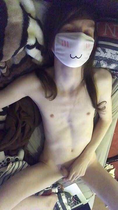 Twink liggend in bed aftrekkend
