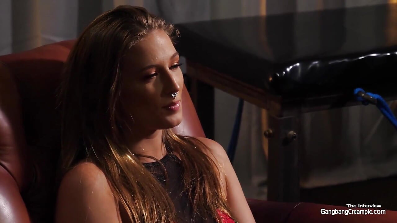 섹시한 인터뷰와 보지를 깜박이는 Febby Twigs