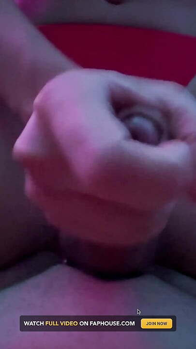 Gdy tylko wraca do domu z pracy, proszę ją, aby zajęła się moim penisem