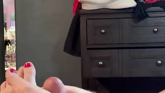 Женушка топлес ногами