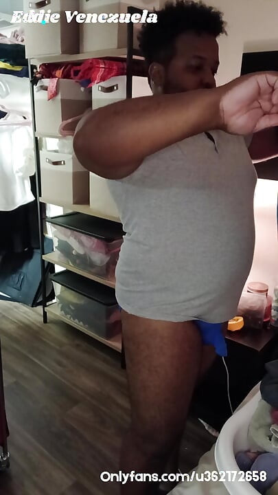 Papai preto grosso lava a roupa em calcinhas!