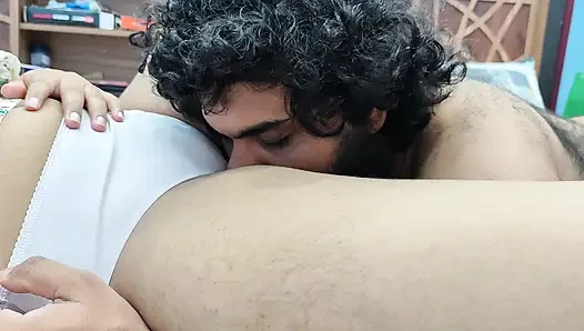 Romansa jilat pantat dan memek di rok dan pakaian dalam