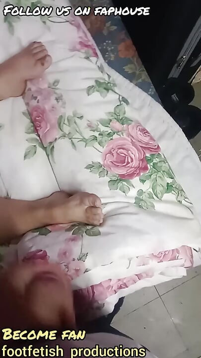 こっそりオナニーして義母の足をつかむ