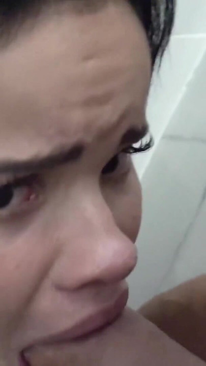 Debela Latina Kurva S Velikim Sisama Natopljena Vrućom Pišaćom Slikom iz Prvog Lica s Velikog Bijelog Kurca | Isječak 1