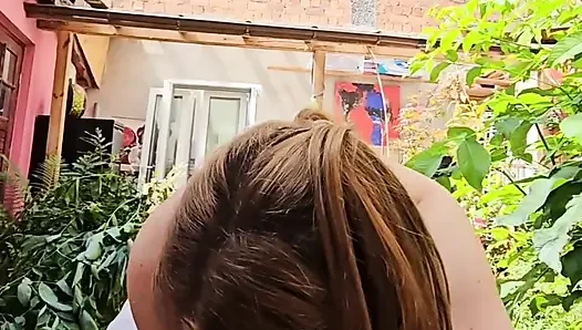 Blowjob in the backyard