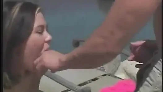 Brünette auf poolstuhl ausgezogen und vom hengst gefickt