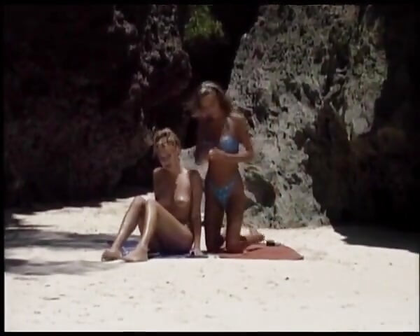 来自德国的女同在海滩上互相舔舐