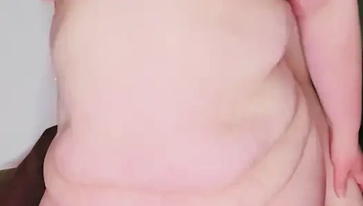 BBW milf xMaskedMomWifex membiarkan tubuhnya berminyak, masturbasi dan meniup.