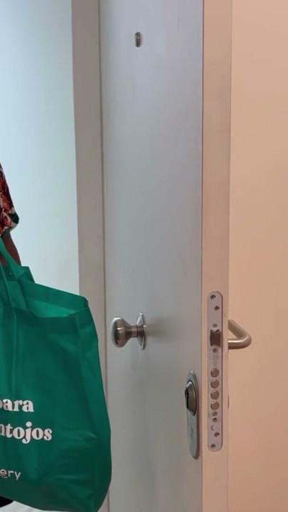 Horny girl drops the towel in front the delivery guy then seduces and fucks him | Clip 1
