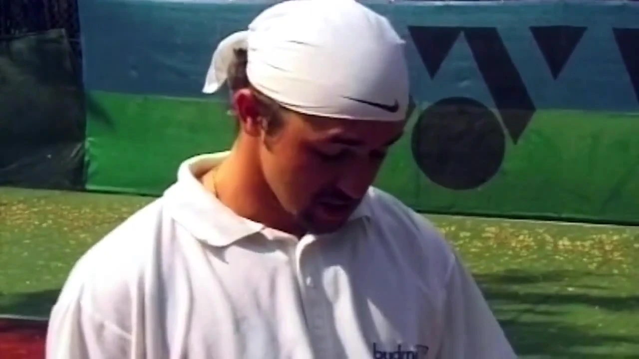 Sarışın yarak emiyor sonra tenis kortunda sikiliyor