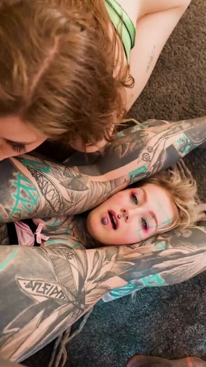 2 meninas tatuadas em sexo a três anal e caixa eletrônico | Clipe 1
