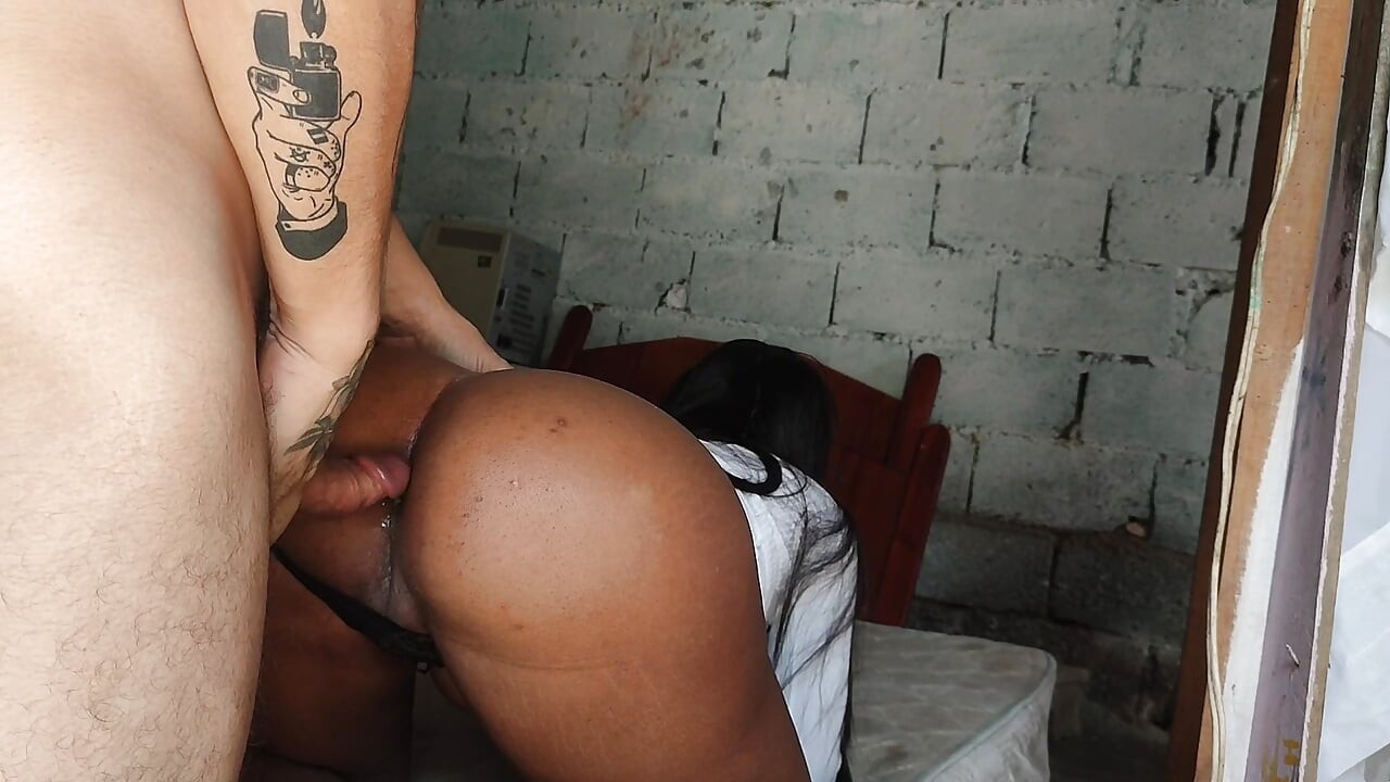 Üvey babam beni terk edilmiş bir eve götürüyor ve götümü sikiyor