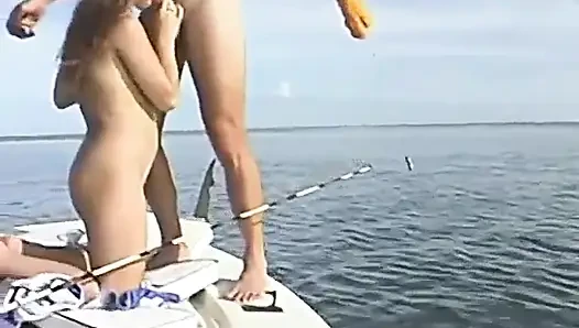 Güneşleniyor, balık tutuyor ve sikişiyor