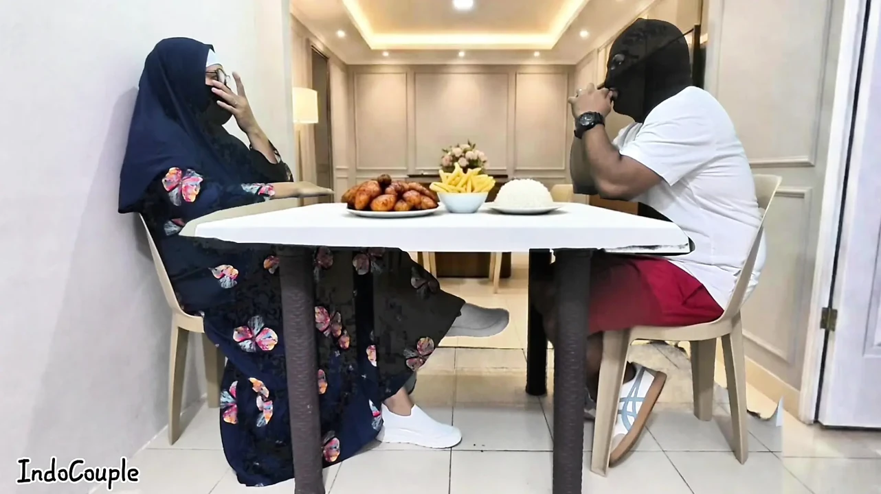 Guru Sekolah Hijab Muslim Pergi Untuk Kencan Dengan Bintang