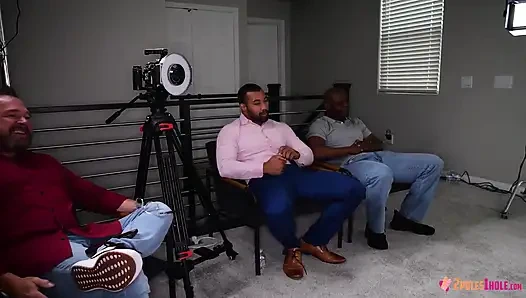 Cali menghangatkan memeknya untuk 2 kontol raksasa pria kulit hitam di saat yang bersamaan