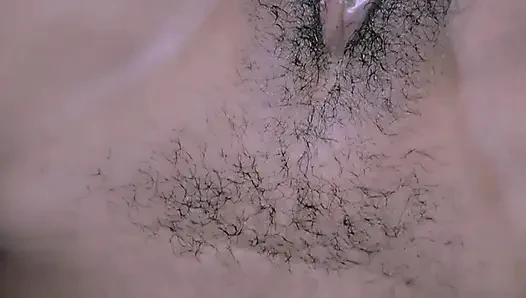 Pooja masukin tangannya ke dalam memek istri