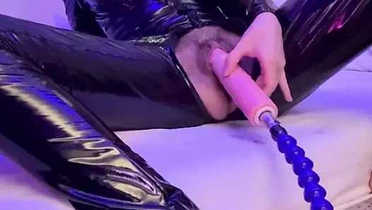 Lezzetli sarışın seks makinesiyle sert seks yapıyor ve sonunda boşalıyor ve fışkırtıyor