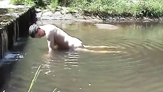 Трахаюсь и кончаю на камне в реке