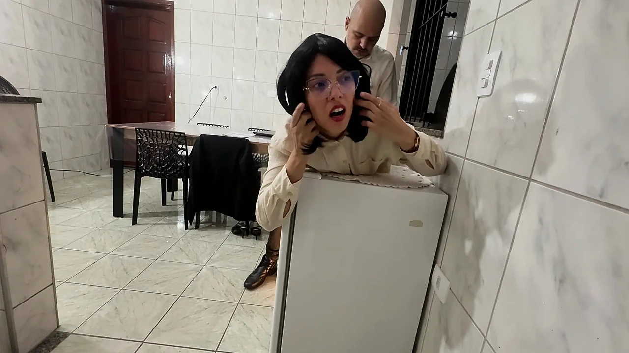 Thư ký ngạc nhiên với những cái tát vào mông và thâm nhập qua đường hậu môn với creampie.