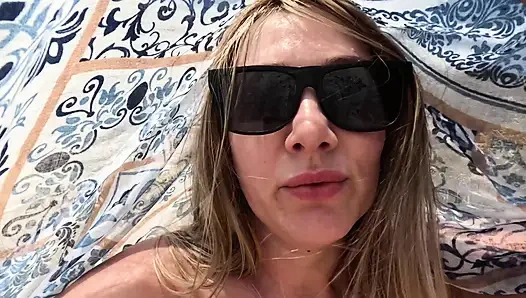 Девушка-нудистка Играет С Киской И Сиськами На Публичном Пляже