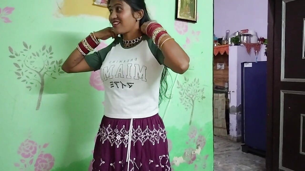 Eu estava limpando a casa, eu estava de costas para o chefe e minhas costas estavam sofrendo muito, meu chefe me dá alívio, Vídeo Viral Hindi Completo