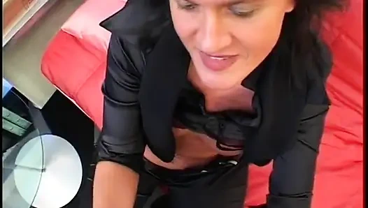 Brünette sekretärin, milf wird in pov geknallt