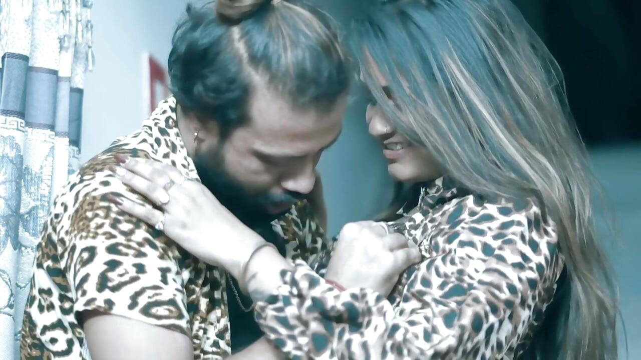 Sudipa ko akele me dekh kar chhinar dever ne jabbar dasti pel diya