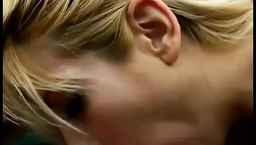 Güzel yaşlı sarışın ona tükürene kadar yaraklı bir yarağı memnun ediyor