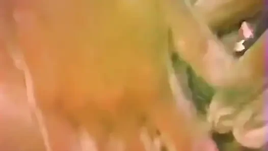 Ibu rumah tangga amatir ini lagi asik muasin memeknya sendirian di bak mandi