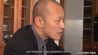 Gata asiática tem que foder para economizar dinheiro agarrando o marido