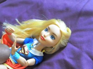 Супердевушка с куклой и девушкой-супергероя, трибьют спермы