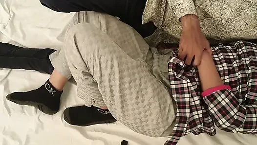 Abang tiriku berani ngentot memek perawanku! Mengikuti kontur memekku dengan legging