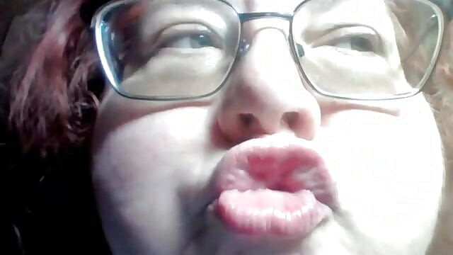 Gordinha dá-lhe close-up clipe de seus lábios e boca nake beijando e lambendo seus lábios para você um clipe solicitado!
