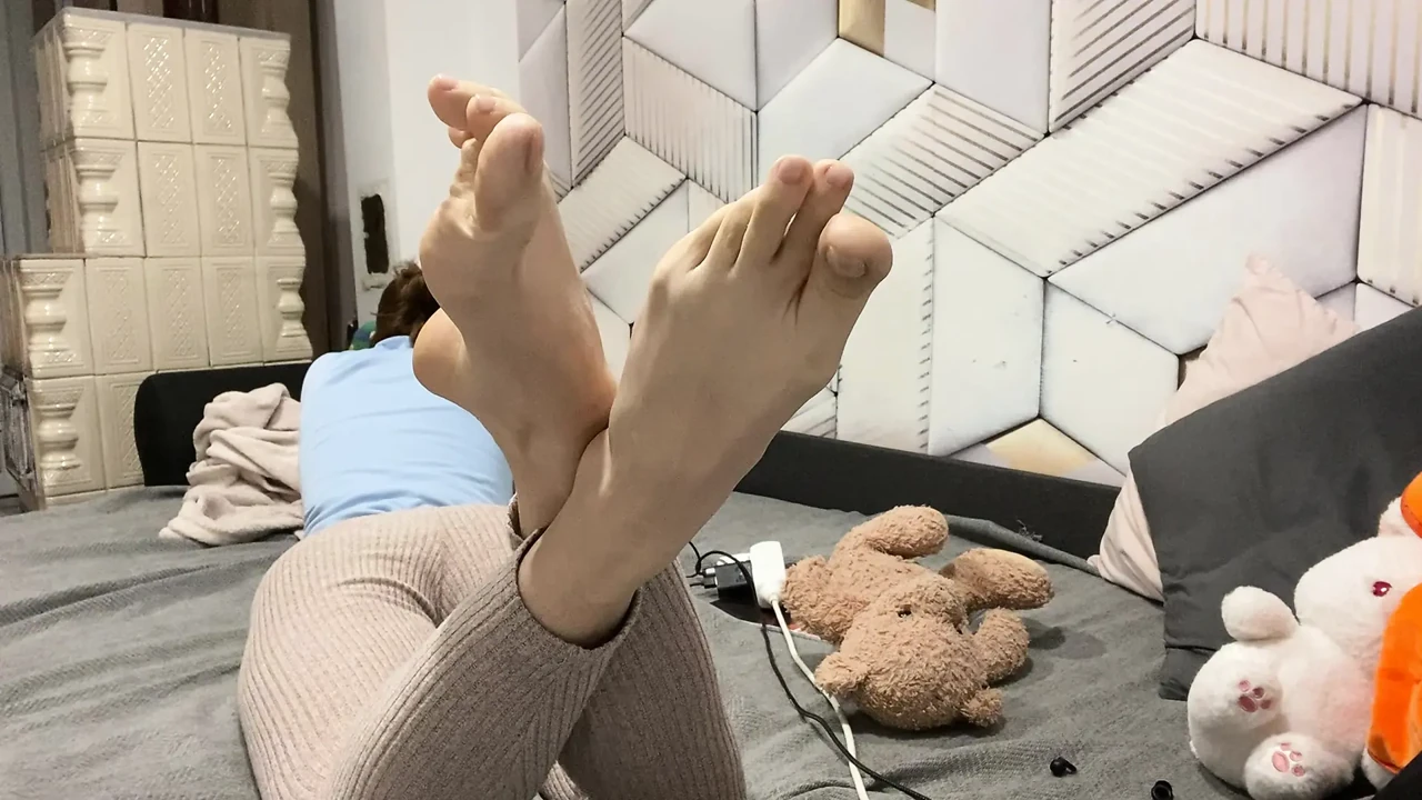 Touch yourself while my FEET ignore you