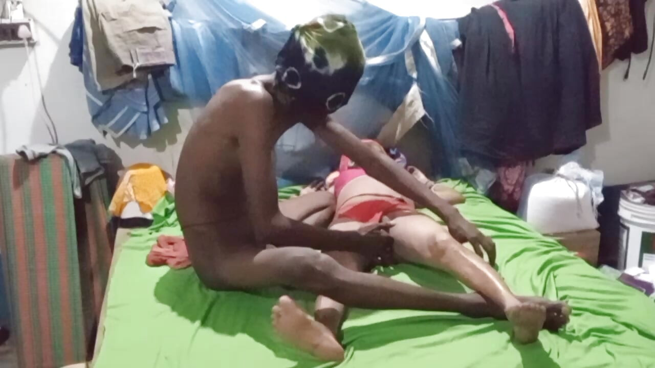Padosi desi aunty ki chut mein ungali kiya bade maje se