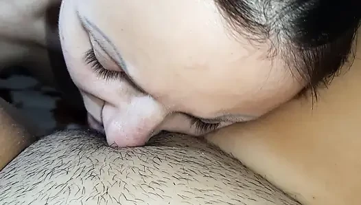 Ich lecke die muschi meiner freundin, wichs meine sehr haarige muschi und komme gleichzeitig mit ihr