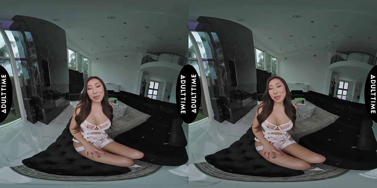 UP CLOSE VR - Nicole Doshi assume o controle em vaqueira vr em primeiro plano com peituda hardcore cavalgada