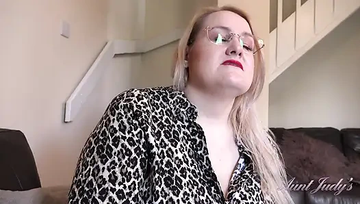 Auntjudys - büyük memeli iri güzel kadın seks terapistin Becky yarağını emiyor