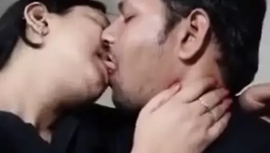Une tatie desi se fait embrasser