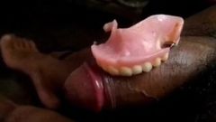 Abuela con dentadura postiza chupa verga