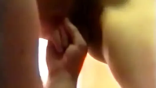 Caroline, muhteşem küçük erkek delisi, sağduyulu ve çok heyecanlı.