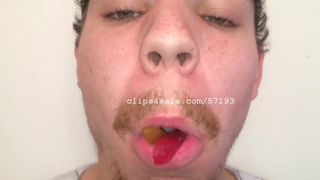 Vore Fetisch - Devon isst gummiartige Würmer, Video 1