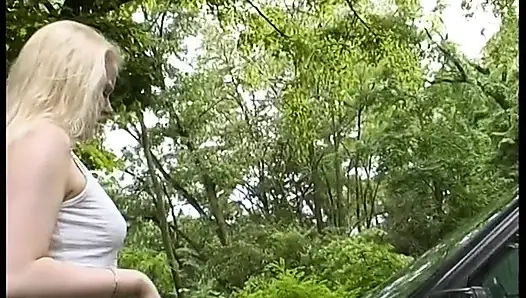 Blondes teen fickt ihren freund, während sie versucht, ihr auto zu reparieren