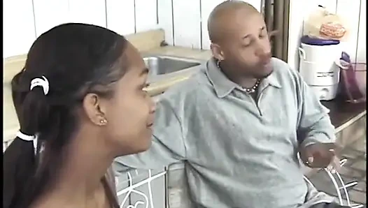 Zenci bebek öğretmeni için her şeyi yapıyor