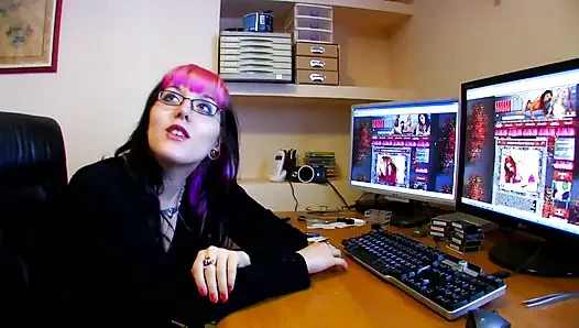 Gadis seksi dengan stoking merah dan rambut berwarna dientot pantatnya