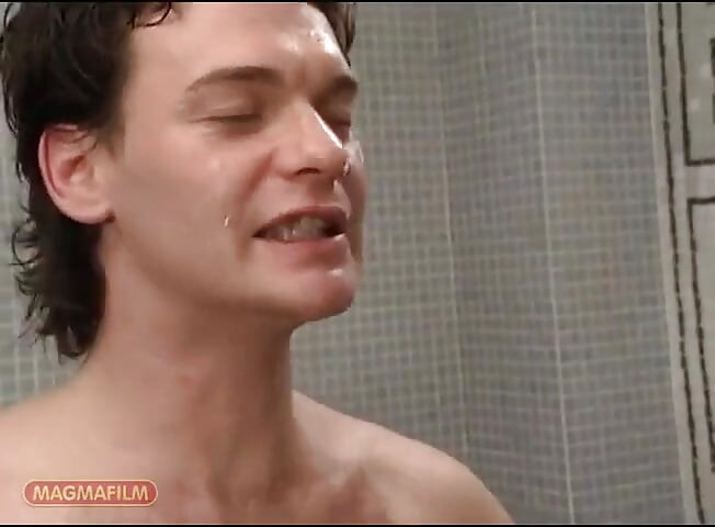 Blond cu păr pubian ciugulit în baie