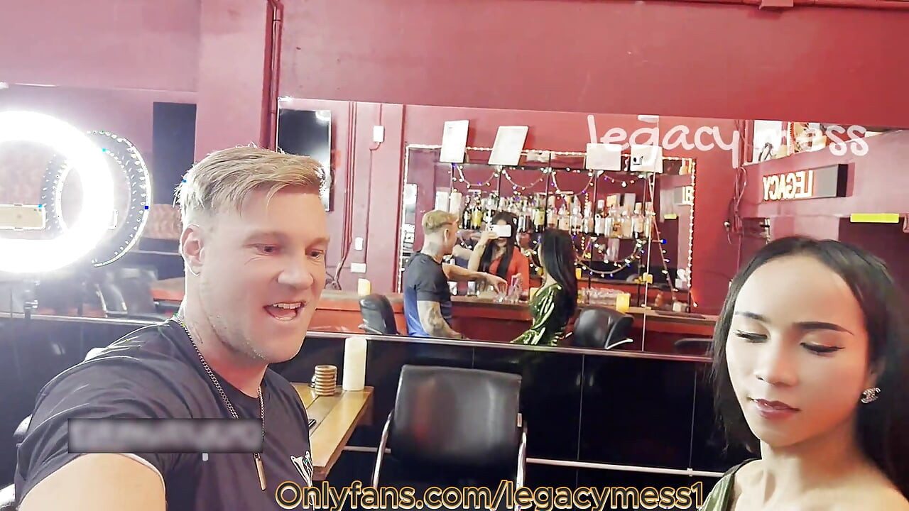 Sexy Drobná Velká péro Asijská Ladyboy šuká s velkým zadkem Pornohvězda v baru