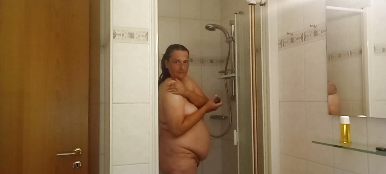 Wanita asli mandi perut lembut, kulit basah
